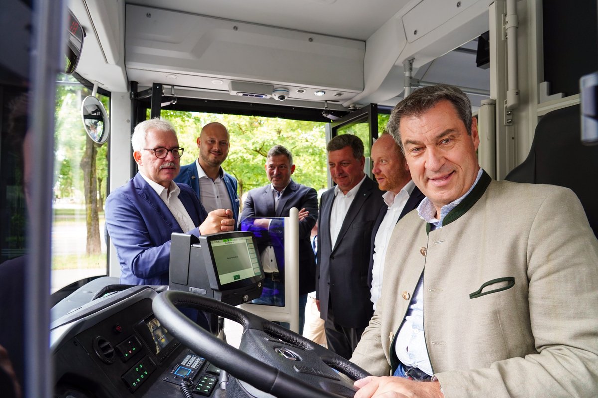 BauenBewegen's tweet photo. MP Dr. Söder und StM Bernreiter haben heute Förderbescheide für #Klimabusse und #Ladeinfrastruktur übergeben. „Allein in diesem Jahr können 400 Klimabusse und Ladestationen an mehr als 20 Omnibusbetriebshöfen in #Bayern gefördert werden“, so Bernreiter.
📄https://t.co/VPaZUhNZb1 https://t.co/LJk3zelx9G