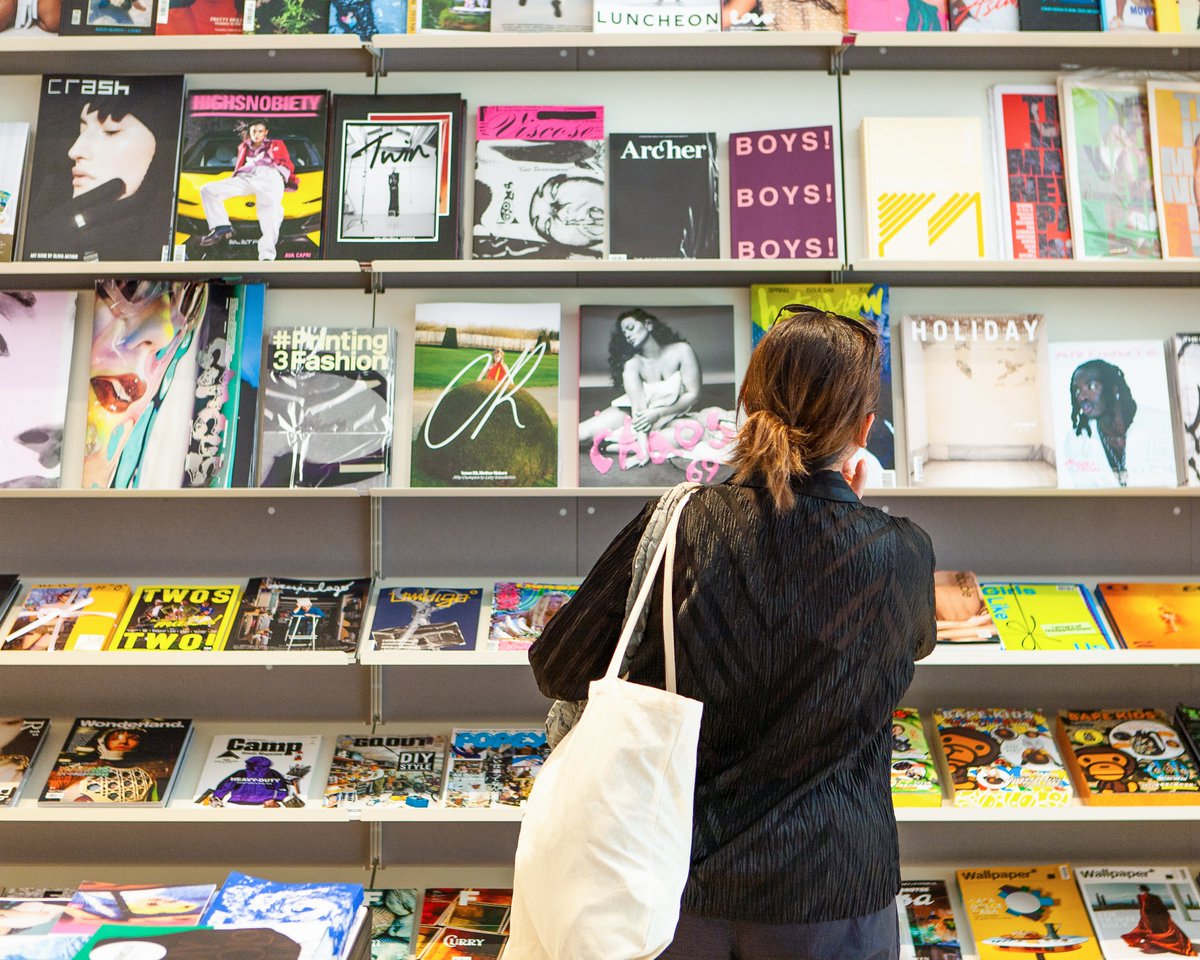 Vitsoe's tweet photo. @Unitomstore is an independent book/magazine store, and one of our #vitsoenearyou locations in Manchester, in the north of England.
Whilst you peruse the wonderful offerings of #UNITOM’s shop, in which #vitsoe’s 606 Universal Shelving System lines the walls, say hello to us! https://t.co/Nlx58OCacQ