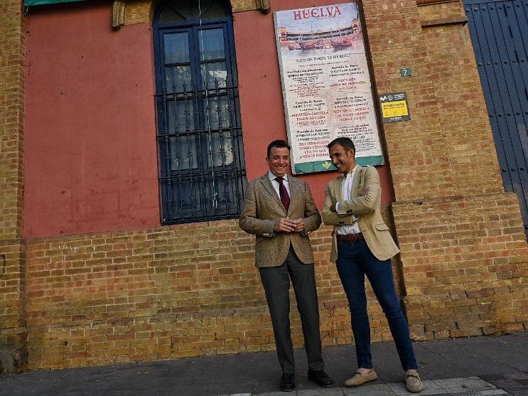 Un cartel gigante anuncia las Colombinas de Huelva
infotauro.com/un-cartel-giga…