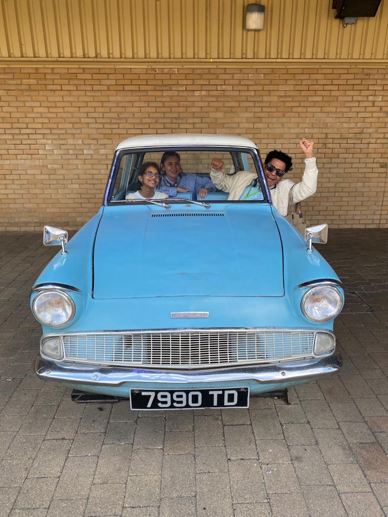 amitkarn99's tweet photo. National film award winning actor @BajpayeeManoj seen vacationing with his family in London and sharing precious moments with his daughter at #WBStudios. 💯 A true #FamilyMan in real life as well 🔥
#ManojBajpayee https://t.co/XN0jx1aEle