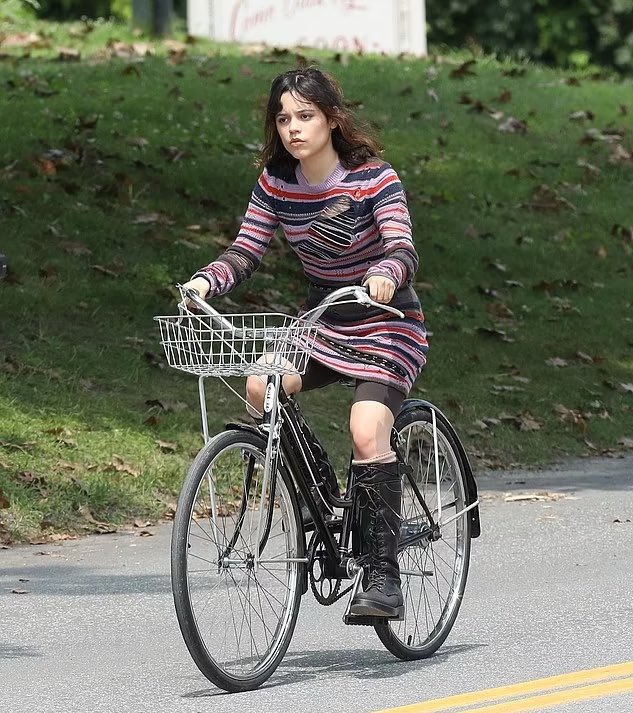 RT @thepophive: Jenna Ortega is seen on the set of Beetlejuice. https://t.co/B9ZAx6dHzB