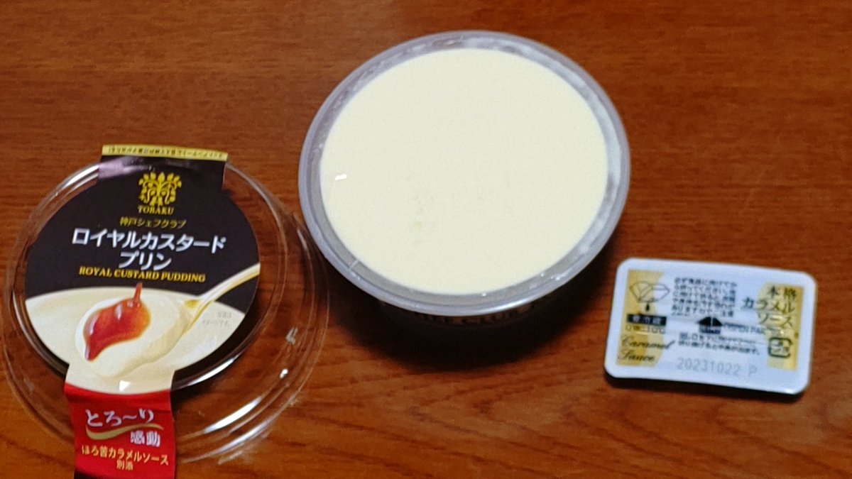 yhatake12's tweet photo. 今日のオヤツ。別添えのカラメルソースがほろ苦い。 https://t.co/PnVd2g89F1