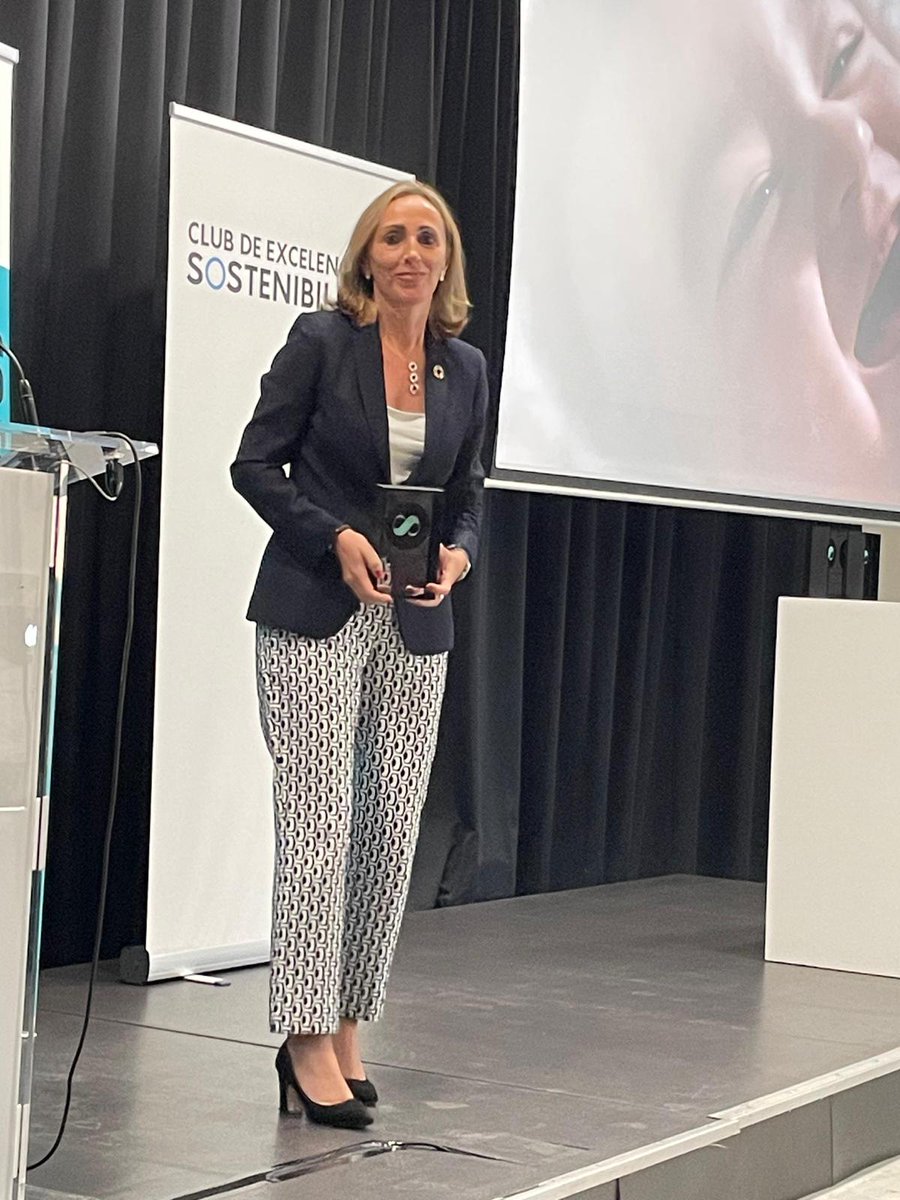 RedeiaCorp's tweet photo. 🔝 Orgullosos del reconocimiento a la mejor práctica empresarial en #AcciónSocial de los Premios Diversidad, Equidad e Inclusión impulsados por @adecco_fundac y @csostenibilidad.

Nuestra directora @epagand ha recogido el galardón por nuestra iniciativa de #InnovaciónSocial 'Tejer redes de vida', con la que luchamos contra desigualdades territoriales, digitales, generacionales y de género.

✅ 36 iniciativas
✅ 96 entidades implicadas
✅ 40.000 impactos directos
Y seguimos...

🎖️ Muchas gracias!!