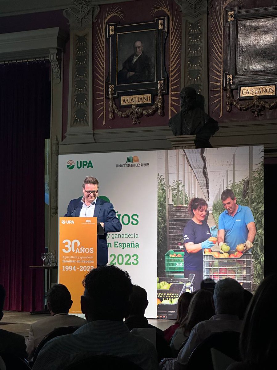Agrifoodcom's tweet photo. 🏆 �� Nuestro director, Ricardo Miguelañez, ha recibido hoy el Premio Esteban López Plaza Periodismo y Comunicación en el #AnuarioUPA2023 👏 ¡Enhorabuena! @Agrifoodcom @rmiguelanez 

💚 ¡Agradecemos a @UPA_Federal por este reconocimiento! https://t.co/jCE0RgssoU
