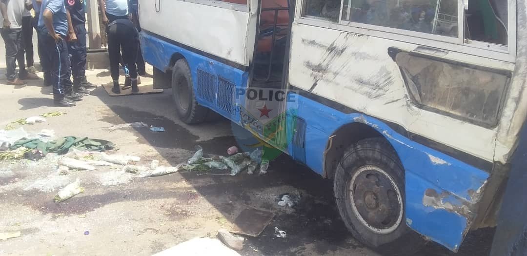 P_N_Djibouti's tweet photo. 🛑Accident mortel⛑
Ce matin, un bus s'est renversé devant le Camp Cheikh Osman. 
Il transportait des vendeuses de khat. Une d’entre est décédée, on dénombre 17 blessés 2 état grave.
La cause de l'accident  est une défaillance des organes de direction et une vitesse excessive. https://t.co/MqJPDcoi93