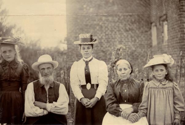 HertsArchives's tweet image. Want to learn more about your family history? Hit a roadblock with your own research? Why not book a personalised Family History Surgery with us! £14.00 for an one-on-one 1 hour session : hertfordshirearchives.org.uk/product-catego…
#Archives #FamilyHistoryFriday #genealogy