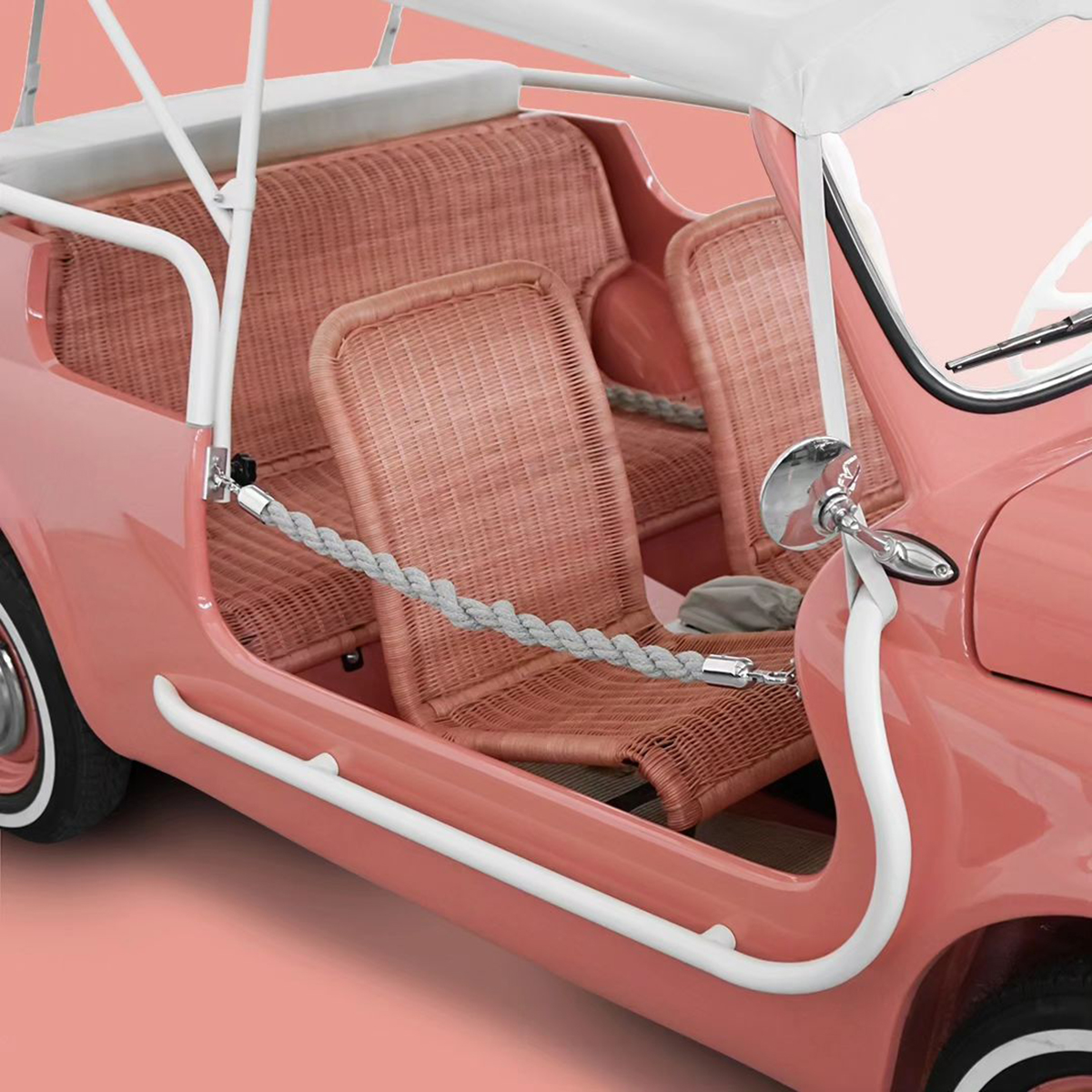 Fiat s’est associé à la société d’ameublement Bonacina pour revisiter son modèle culte, la Fiat 500 Spiaggina mise en circulation en 1958, avec des sièges en rotin et des portes en corde. Le charme à l’italienne en été 🇮🇹

Plus d’infos : bit.ly/46EYOJ7