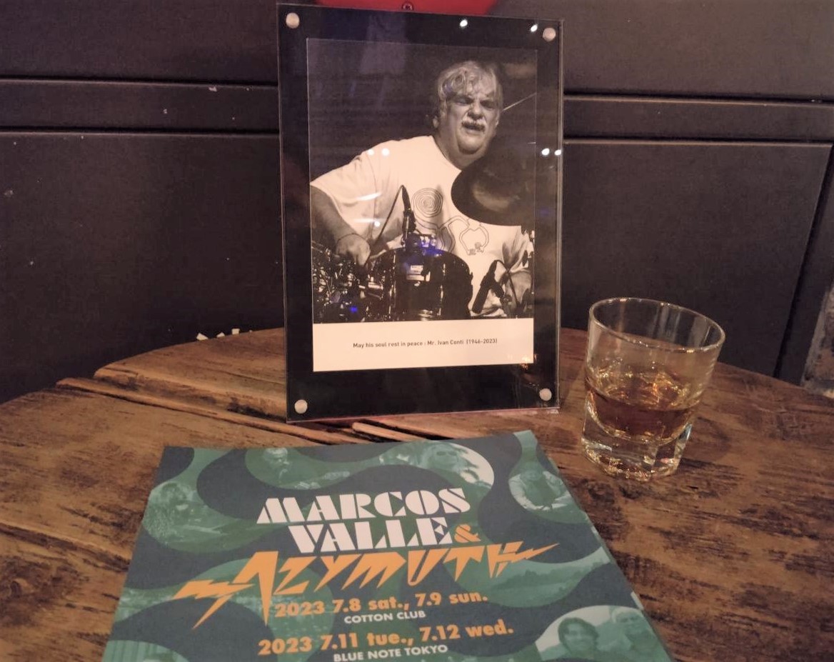 piter2love's tweet image. #MusicTMK  #AZYMUTH  
🇧🇷 #MarcosValle 
　於：ブルーノート東京

アズムス 結成５０周年、４月に急逝したドラムのイヴァン･コンチ、長年の相方を亡くしたばかりのアレックスはさぞや辛かろう

…それでも地球の裏側から来てくれた
ステージ降りる時、マルコスが彼を抱き頭にキスをして称えてた 😢
.