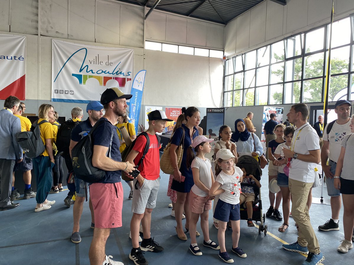 #tdf2023

Les élèves gagnants de la dictée du Tour de France ont la chance d’accéder aux coulisses du Tour ! 🤩💛 Un vrai moment d’échange et de plaisir pour ses petits Moulinois ! 🚴🏻‍♂️👍

<a href="/LeTour/">Tour de France™</a>