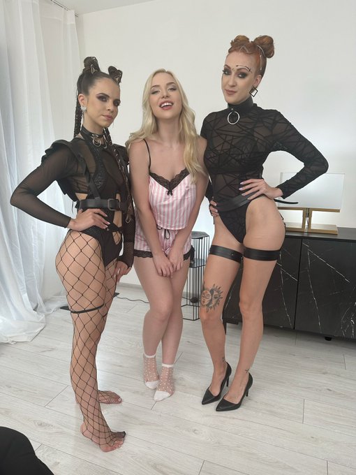 With two beauties @Cherrycandleph and @SirenaMilanoXXX for @VRPassion 🎀 Thanks for this wonderful day<a class="tags" href="/tag/cherrycandleph">@cherrycandleph</a><a class="tags" href="/tag/sirenamilanoxxx">@sirenamilanoxxx</a>