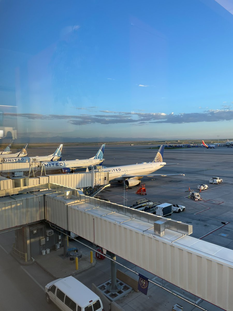 compton_jim's tweet photo. When you know it’s going to be a great day! Thanks United @united https://t.co/zBYnJ00Q02
