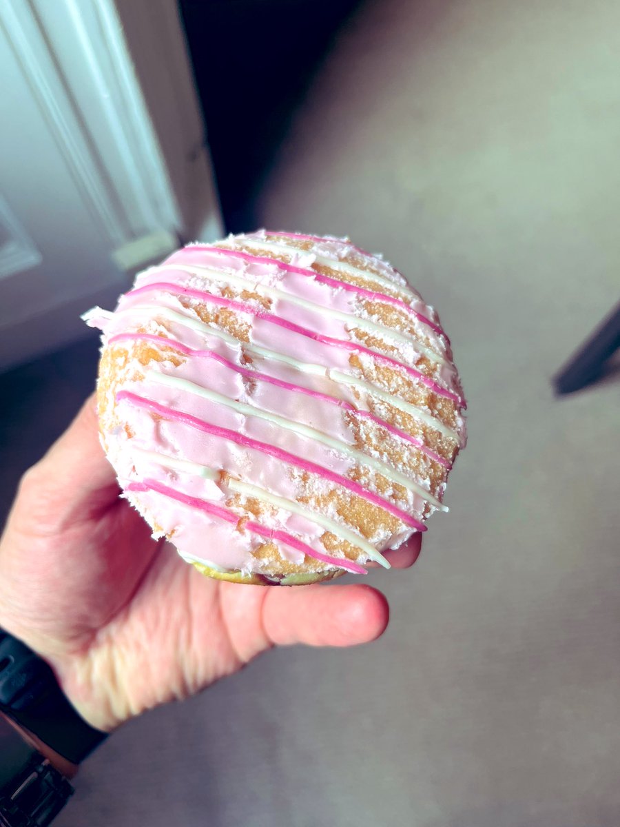 Ghutchie3's tweet photo. Got to be a better way to package a pink Jammie rather than the paper bag @GreggsOfficial. Feels like I’m missing out on some icing goodness, the jam however was on point! #lunch #doughnut https://t.co/u0q3rc4ANk