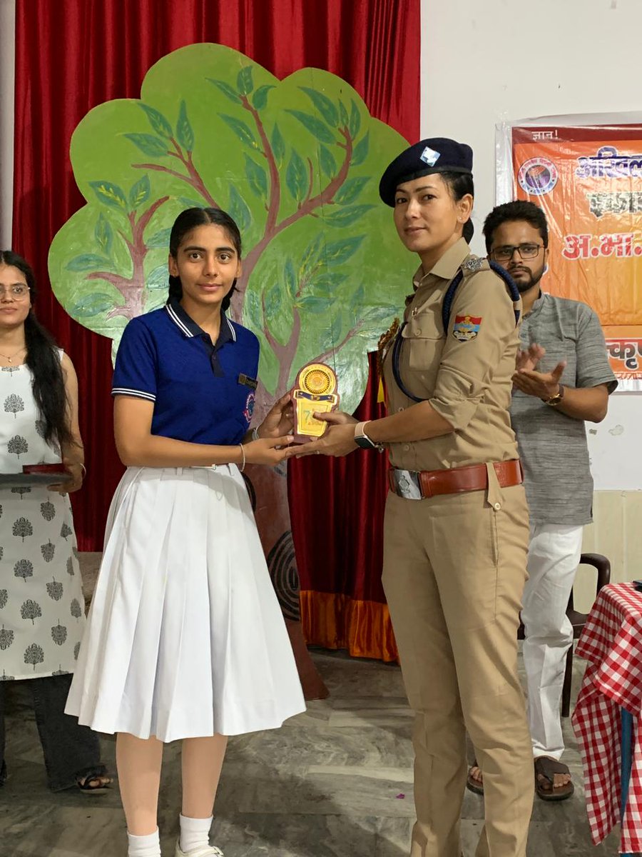 ShashwatABVP's tweet photo. आज अखिल भारतीय विद्यार्थी परिषद् श्रीनगर इकाई द्वारा रेनबो पब्लिक स्कूल में ABVP के 75वे स्थापना दिवस के उपलक्ष्य में मनाए जानें वाले पखवाड़े के अंतर्गत उत्कृष्ट विद्यार्थी सम्मान समारोह आयोजित किया। कार्यक्रम में मुख्य अतिथि के नाते महिला उपनिरीक्षक रीना नेगी जी उपस्थित रहीं । https://t.co/P3PbSXYlK2