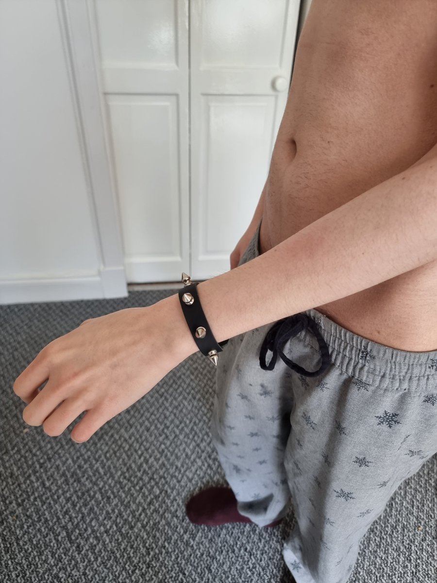 shirobatte's tweet photo. Boyfriend got some compliments about his 'wristband'. https://t.co/6f4pADdJYe