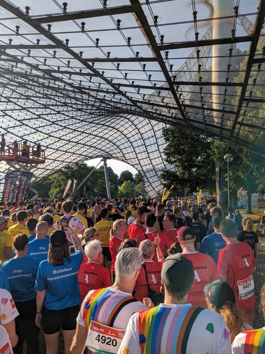 isyssoftware's tweet photo. Zum mittlerweile 12. Mal hat iSYS am B2Run teilgenommen. Unser Läuferteam, bestehend aus Alex, Marco, Kurt, Daniel und Matthias, ging trotz sommerlicher Extremtemperaturen für uns an den Start - eine starke Leistung! | #b2run #olympiapark #münchen #isys #isyssoftware #wirsindisys https://t.co/H9KRc0tiDL