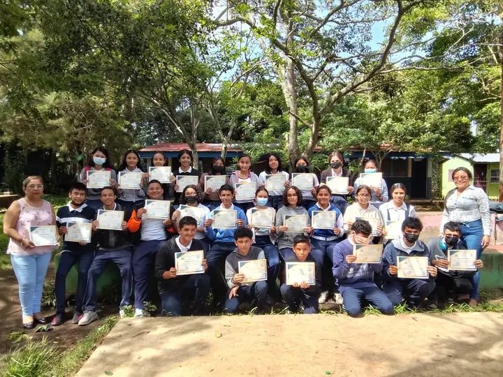 Gabriel82975940's tweet photo. #4419SiempreVictoriosos 🇳🇮
Instituto Nacional Benito Salinas Gutiérez-Dolores, entrega de reconocimiento a  estudiantes de excelencia académica de 7mo a 11vo Grado de Educaciónn Secundaria Regular👩🏻‍🏫 ❤🖤✌📚👏👏🇳🇮.
��Felicitaciones!
#4419VivalaRevolución
#UVEOSCARTURCIOSMASAYA https://t.co/hl0EEUqLiF