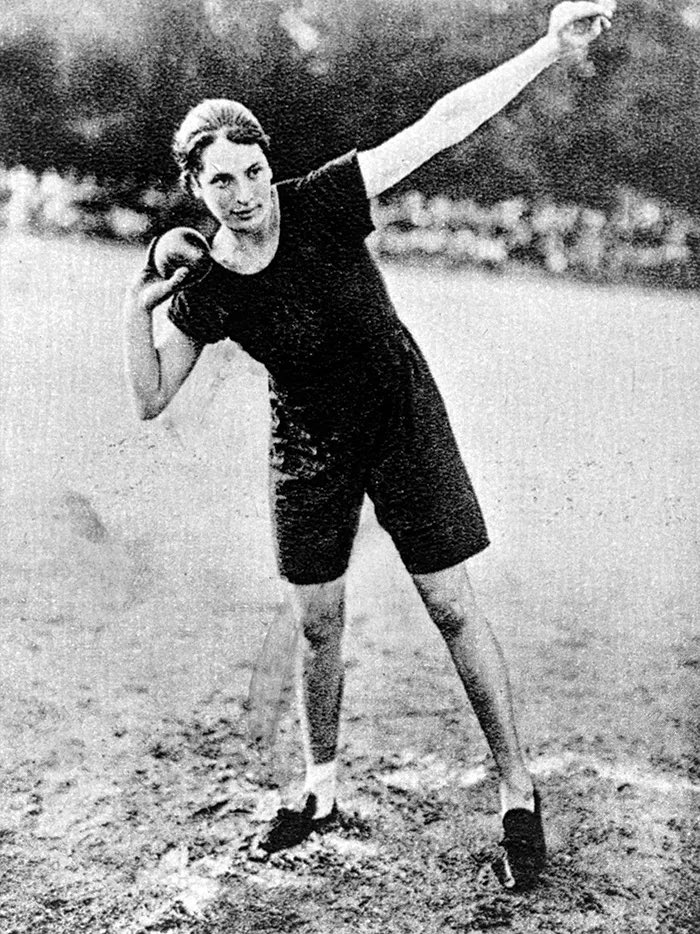 Lilli Henoch, Leichtathletin, zehnmal deutsche Meisterin u.a. im Kugelstoßen und Diskuswurf. Vier Weltrekorde. 1933 als jüdische Deutsche aus ihrem Verein ausgeschlossen. Henoch arbeitet als Sportlehrerin, erhält Angebote aus den USA – doch sie will bei ihrer Mutter bleiben. 1/2