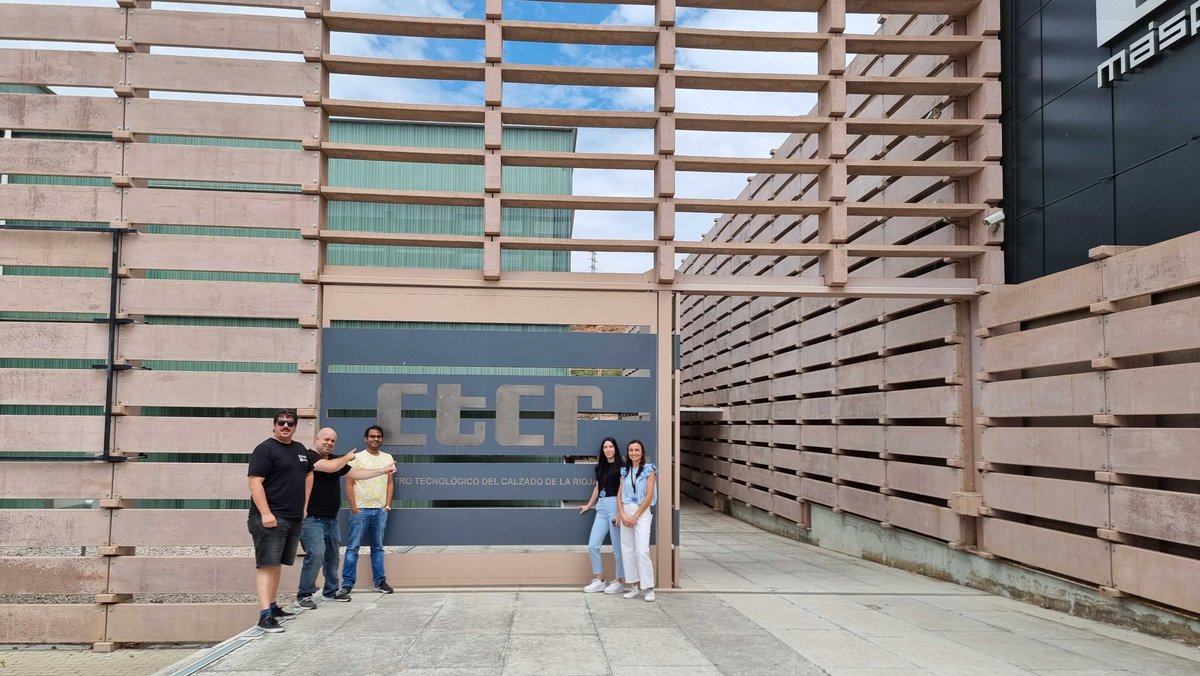 digiotouchai's tweet photo. We just visited the @CTCRioja lab to record 360-degree videos for @t_uppe virtual reality app. Get a sneak peek into the filming crew.🎬🎥 
#filmingcrew #behindthescenes #digiotouch #vrrecording #360degreevideos https://t.co/GFFZFovjqH