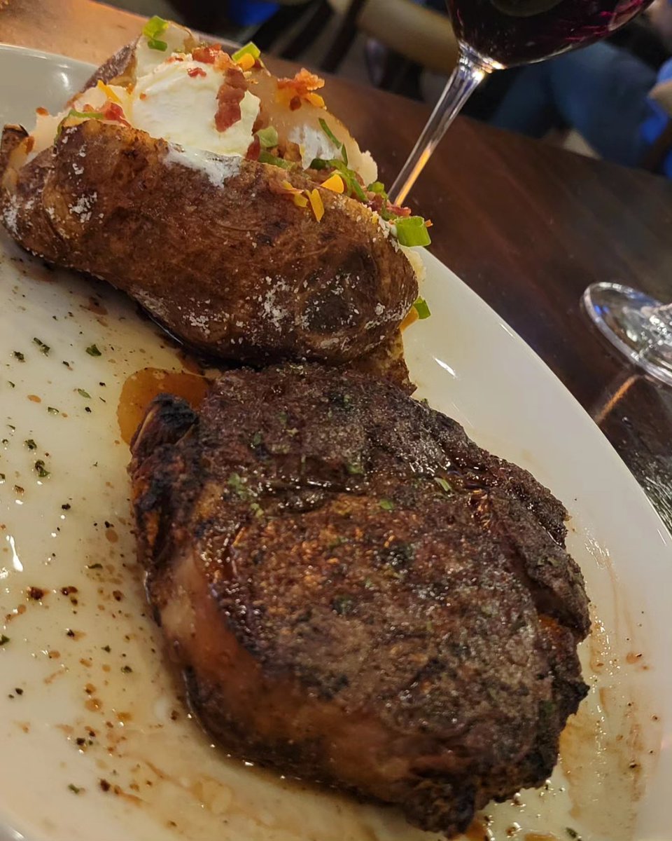 TheLouGuru1's tweet photo. What's the best temp for steak? 
#rare #midrare #medium #other https://t.co/mb1sThQkcU