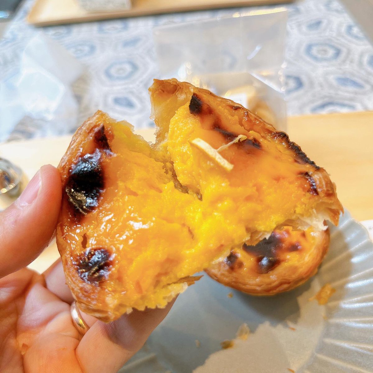pampukinhat's tweet photo. 自由が丘【Nossabolo】

自由が丘で見つけたエッグタルトが有名なポルトガル菓子専門店🥧
卵の甘味がしっかりしたカスタードにかぶりつくような濃厚な味わいが堪らない✨

#パンプキンハット山口 #自由が丘スイーツ #エッグタルト #nossabolo #パステルデナタ #自由が丘 https://t.co/4BdhE4UyXg