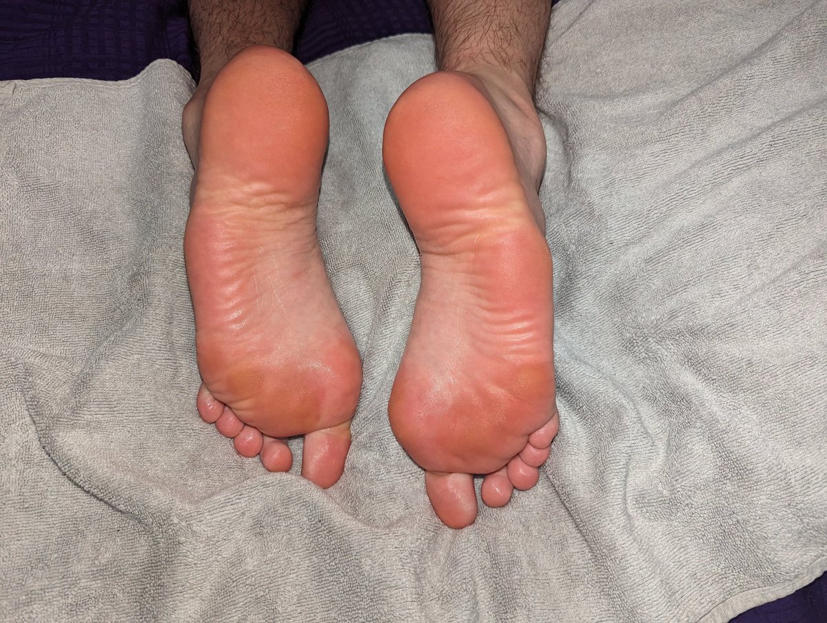 Feet_4Everyone_'s tweet photo. Oiled feet🫣
Eingeölte Füße 🫣
Wer braucht paar Bilder 😉🥵
Who needs a few pictures😉🥵
#feetpic #fußsole #füße #oiled #footjob #naked #feetsoles #feetcontent #fußliebhaber #Content #selling_content #feetfethish https://t.co/K7pEcirvlC