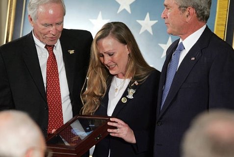 US President George W. Bush  stands with Daniel and Maureen Murphy after he presented them with a Medal of Honor in recognition of their late son, US Navy Seal Lt. Michael P. Murphy, from Patchogue, New York, in the East Room at the White House in Washington, DC, 22 October 2007. https://t.co/2FOodJgUuw