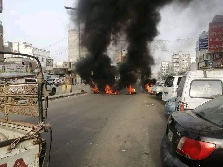 محتجون يغلقون الطرقات في عدن احتجاجاً على تدهور الخدمات 