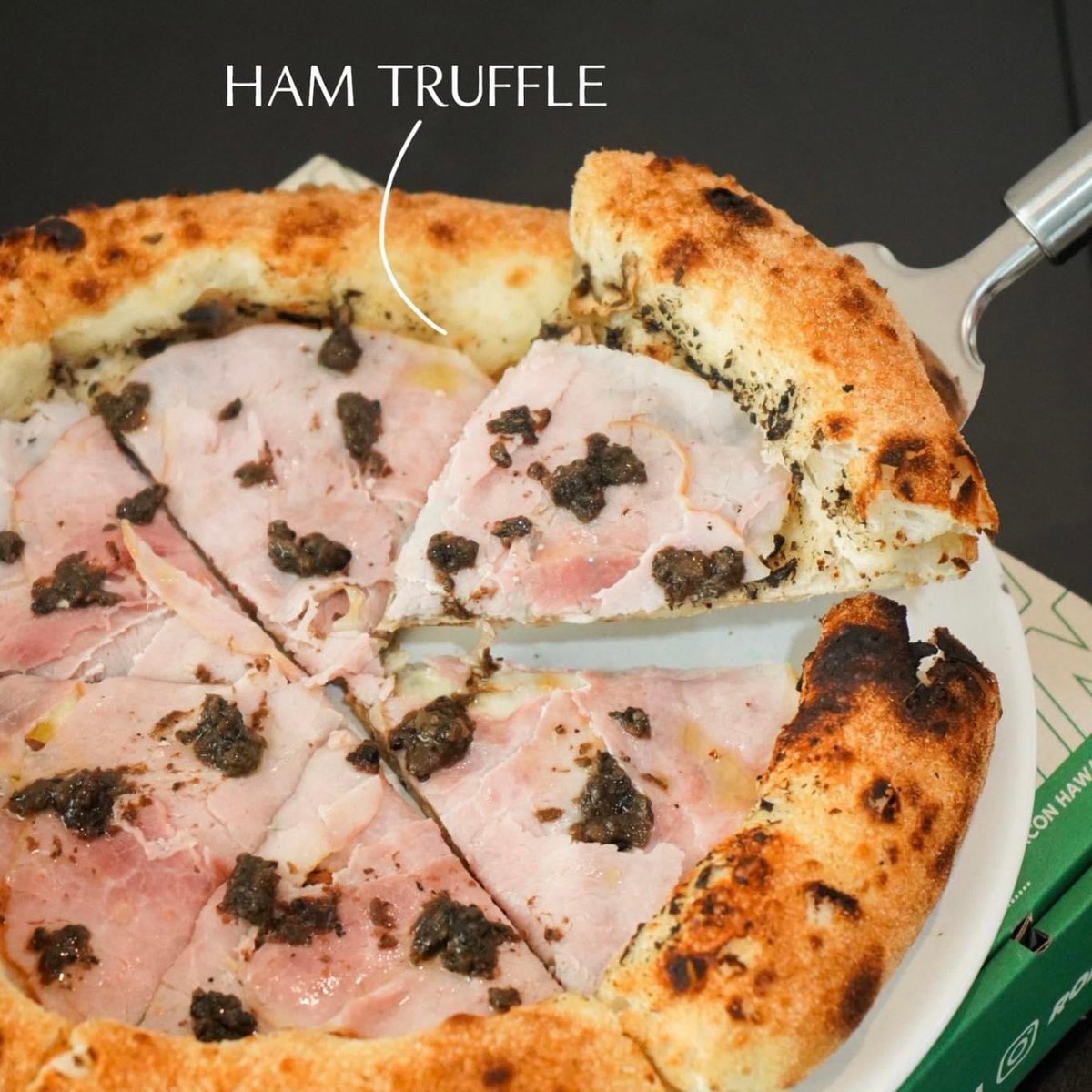 ThaNudChim's tweet photo. #บ้านพิซซ่าแป้งโฮมเมดเปิดใหม่ใกล้MRTลาดพร้าว

🏡🍕 แกรอร่อยแบบแสงออกปากจริงกับร้าน “Ronin Pizza” นางเป็นร้าน Pizza แบบเดลิเวอร์รี่มาก่อนแต่ตอนนี้เปิดเป็นร้านมีหน้าร้านจริงจังแล้วแม่ ตัวร้านจะเป็นเหมือนเอาบ้านมาทำ ทำให้เวลาเข้าไปได้ฟีลเหมือนไปนั่งกินในบ้านเลย ชิลล์ๆ cozy แล้วครัวนางเป็นกระจกใสทำให้เห็นขั้นตอนการทำพิซซ่า เพลินมากๆค่ะ

ตัองบอกว่าพิซซ่านางใช้แป้งสดโฮมเมด แป้งหมัก 72 ชม. แป้งพิซซ่ามีความกรอบ นุ่มฟู เบา ไม่หนักท้องใช้วันถุดิบที่ดีให้หน้าแน่นๆ คุ้มค่าคุ้มราคา ตัวที่น้องแบบเลิฟเลยจะเป็น
🍖🫓 Ham Truffle Pizza (M 349.-, L 479.-) ตัว Signature ขายดีของนาง ฉ่ำด้วยซอสทรัฟเฟิล ใช้เห็ดแชมปิญองสดและชีสมอสซาเรลล่า on top ด้วย smoke ham อร่อยแบบโคตรอร่อย อันนี้แป้งดีจริง เบา กินเพลินมาก
🍅🍕 Marinnara Pizza (M 239.-, L 310.-) เป็น red pizza ถาดนี้จะไม่มีเนื่อสัตว์นะ มีซอสพิซซ่า มะเขือเทศ ผักต่างๆ ใครชอบแนวนี้คือจัดค่ะ มันดีย์
🥬🧀 Spinach Cheese Pizza (M 245.-, L 389.-) อันนี้ก็คือเลิศ ฟีลผักโขมอบชีสแต่มาในแบบพิซซ่า อร่อยแบบตะโกน ทุกอย่างดี ชีสเยอะและเยิ้มมาก ผักโขมมาแน่นมากๆ แบบใช้ของดีจริง ยอมใจ

🍗🥗 นอกจากนี้ยังมีเมนูเคียงๆ เช่นพวก ไก่นิวออลีน หรือจะสลัดต่างๆก็มีให้เลือกสั่งเยอะน้า ไปจัดค่ะ

⏰ 11.00-20.00
📍 ลาดพร้าวซอย 18 แยก4-1 (สาขาที่น้องไปมีหน้าร้าน,เดลิเวอรี่)
📍 และอีก 2 สาขา ที่สุขุมวิท 34 (หน้าร้าน,เดริเวอรี่)
เกษตร - นวมินทร์ (เดลิเวอรี่อย่างเดียว)
🚙 มีที่จอดรถ
🚝 MRT ลาดพร้าว
🛵 Delivery : Grab, Robinhood ,Lineman

📱 Contact
Line : @roninpizza
Tel : 062-442-4697
FB / IG : https://t.co/recOWHa3gg