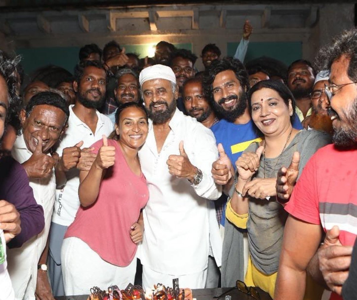 ரஜினி சார் படத்துக்கு டிக்கெட் கிடைக்காம வருத்தத்தோடு  திரும்ப வந்த நாட்கள்..இப்ப அவரோட படத்துல அவர் பக்கத்துல  நடிக்கிற இந்த சந்தோசமான நாட்கள். Thanks to the people .
love u Superstar <a href="/rajinikanth/">Rajinikanth</a> sir.. Thank u <a href="/ash_rajinikanth/">Aishwarya Rajinikanth</a> mam 
It's a wrap for #MoideenBhai 
#LalSalaam