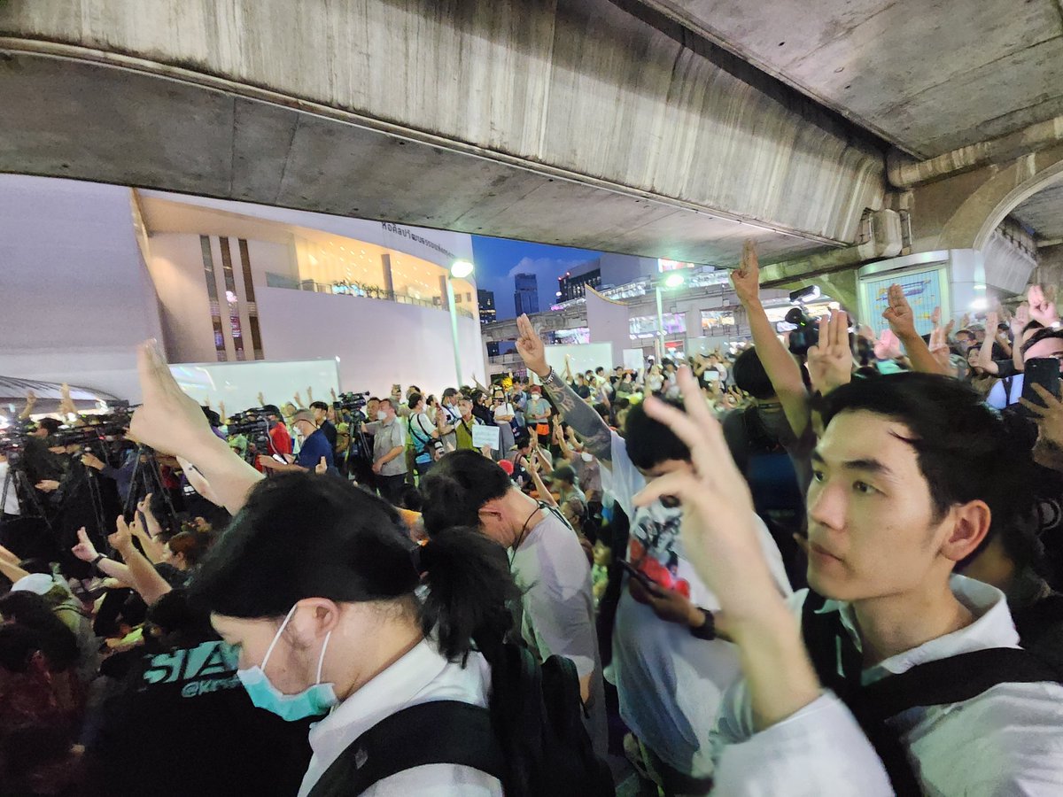 MayWongST's tweet photo. #Thailand protest downtown #Bangkok is seeing the return of the 3 finger protest sign to show defiance, rejection &amp; disapproval of @EctThailand &amp; Constitutional Court considering to disqualify @MFPThailand @Pita_MFP as MP. No decision yet but citizens indignant #ม็อบ12กรกฎาคม66 https://t.co/A5pxVrLNXc