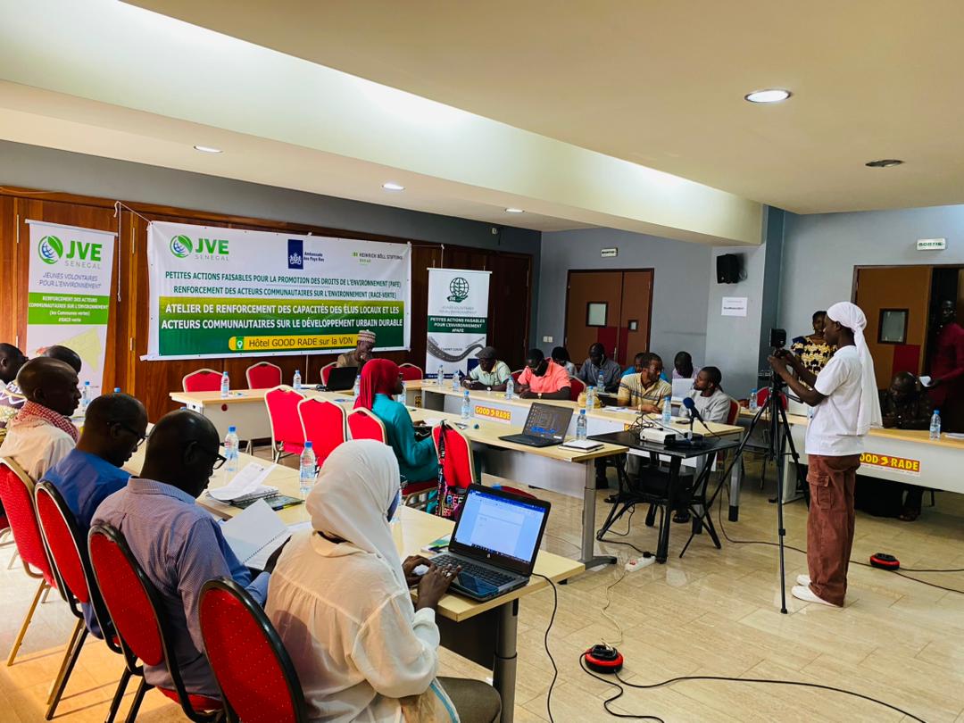 FayeLam8's tweet photo. Démarrage ce matin à Dakar de l’atelier de renforcement de capacité des #Élus et #acteurs #communautaires de #Dakar à l’hôtel #GoodRade 15 Communes 30 participants 2 jours de Partage sur le #Développement  #urbain #durable. https://t.co/fkcpQfLJYP