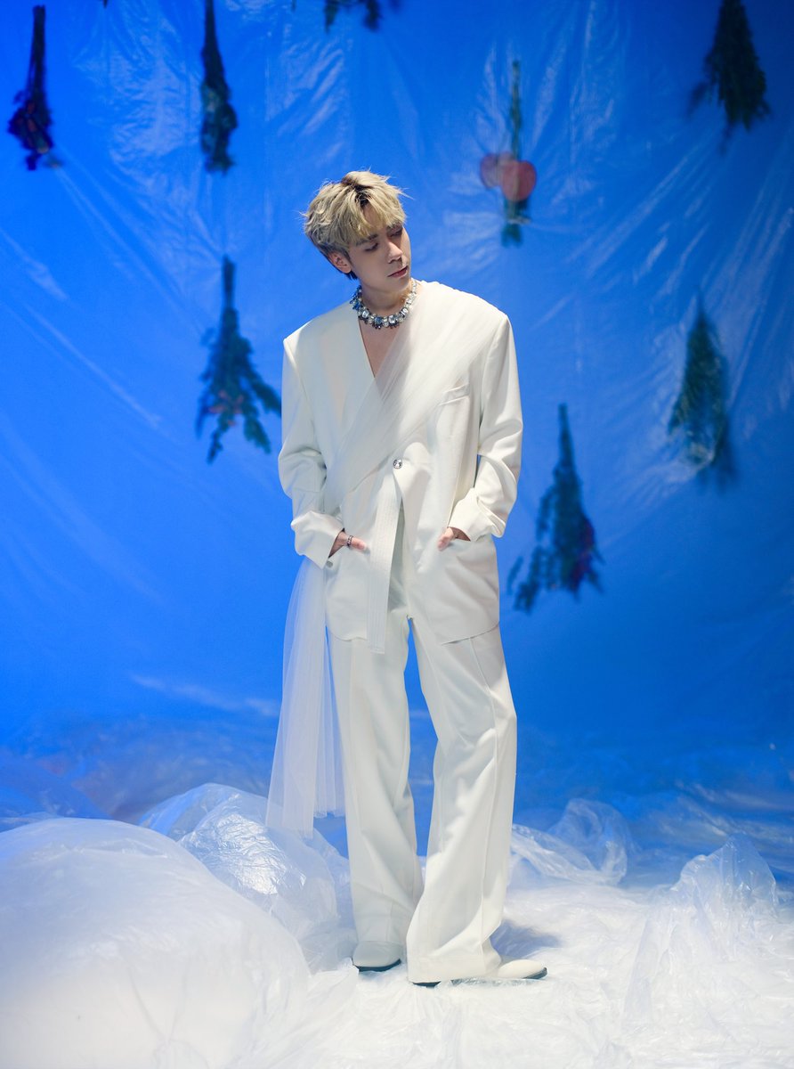 QH_MasterD's tweet photo. Mọi người đã xem MV ‘Ngày Biệt Ly’ phiên bản một mình Hùng tự dằn xé chưa, đừng ghen nữa nhen 🤣 
🖇️: https://t.co/jyHdL8RSb3

(ad.) 
#QuangHungMasterD #NgayBietLy #Losing https://t.co/6CWmHRbufR
