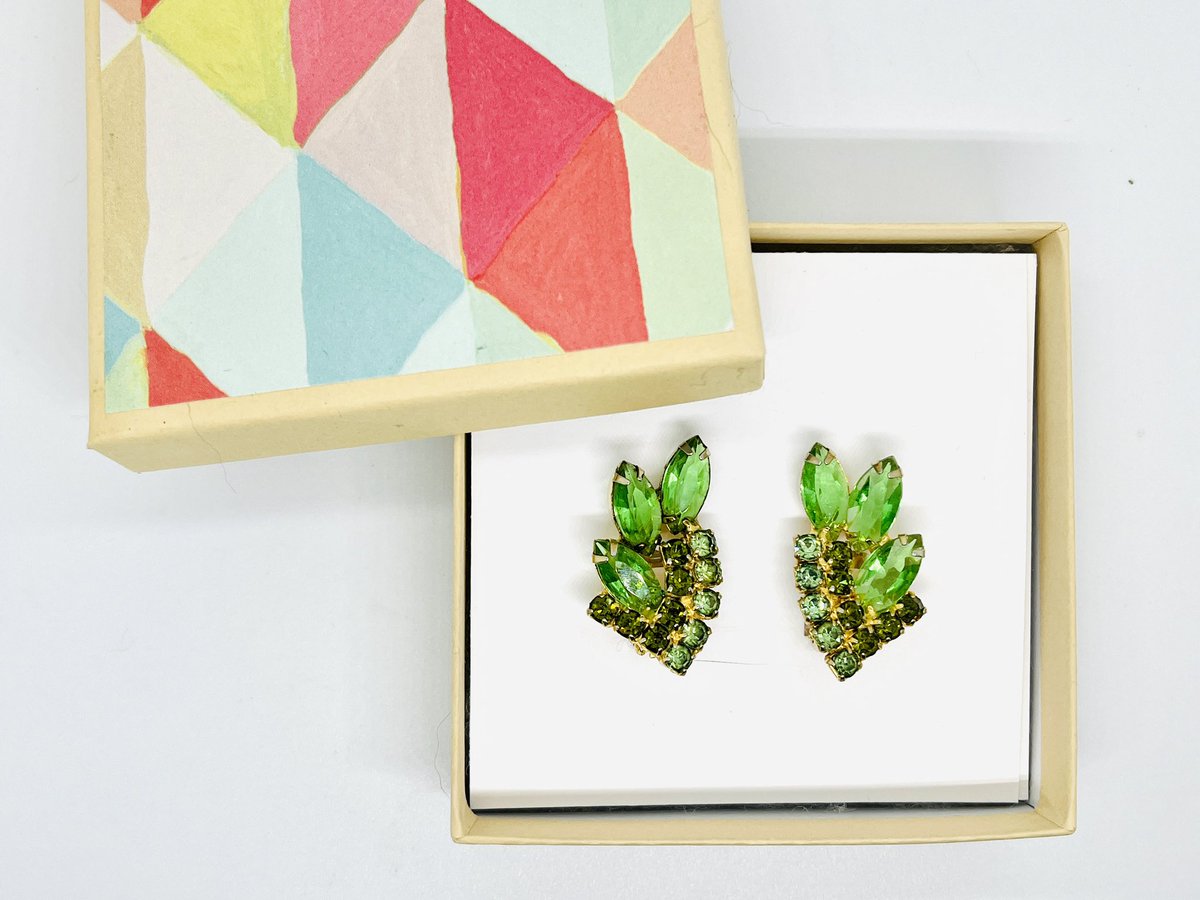 Sold! I put so much effort into the restoration of this sparkling pair of marquise rhinestone beauties💚 Thank you to all my Twitter friends for your support 💚 #vintagejewelryrestoration #etsyvintageseller
#EtsyStarSeller #vintagestyle #MHHSBD #CraftBizParty