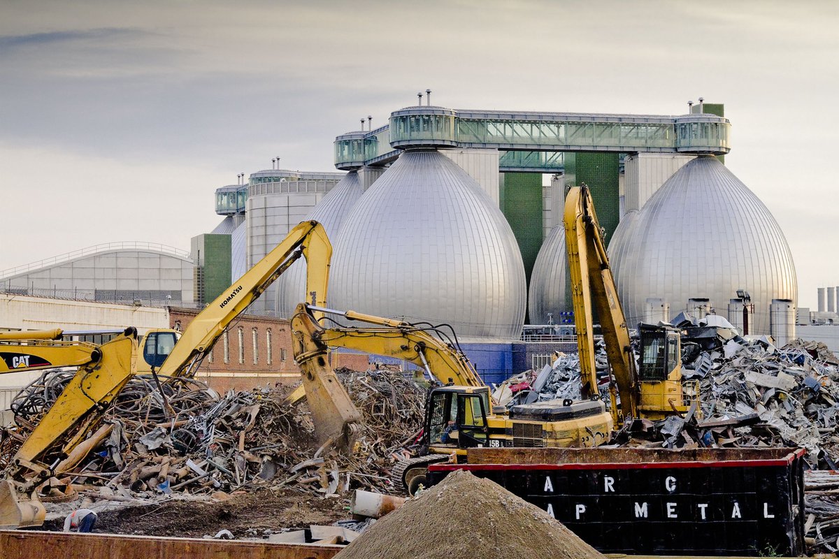 newtownpentacle's tweet image. Another shot from the archives, with #Allocco Recycling in the fore and the Sewer Plant in #Greenpoint to the rear. Captured along #NewtownCreek