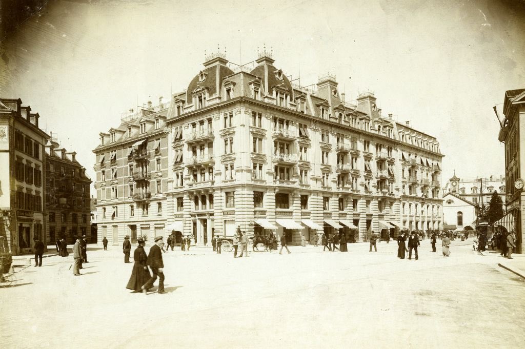 Ein Vorort der Stadt Zürich wächst zur grössten Gemeinde des Kantons heran – und geht dabei Pleite! Stadtführung Geschichte AUSSERSIHL diesen Samstag, 15.7. - Treffpunkt 10 Uhr Bahnhof Wiedikon (Eingang).