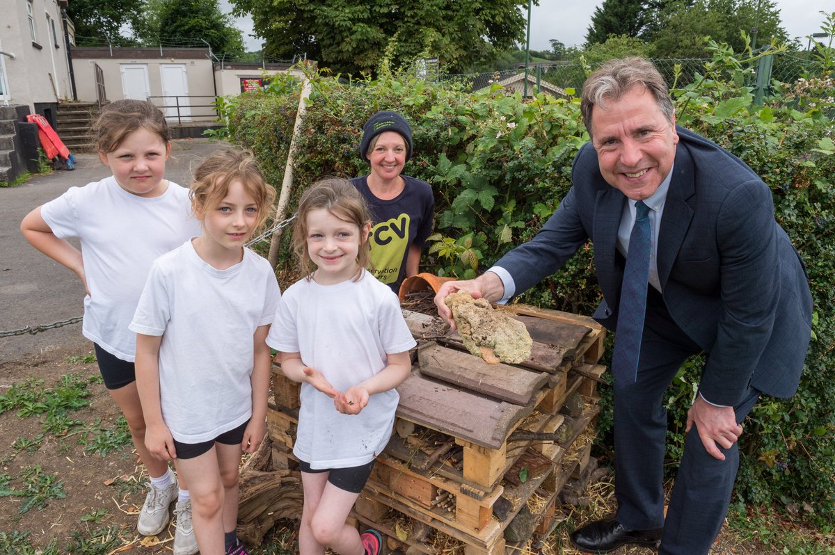 Thank you to the members of the <a href="/PensfordPrimary/">Pensford Primary</a> Eco Team who helped me build a bug hotel on the recreation ground the other day. Thank you also to @votedannorris our Metro Mayor who came along in support of <a href="/BeeBoldPensford/">Bee Bold Pensford</a> &amp; the new <a href="/Buzz_dont_tweet/">Buglife</a> campaign. <a href="/WestofEnglandCA/">West of England Mayoral Combined Authority</a>