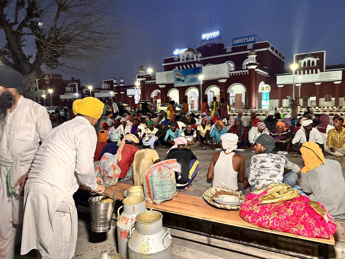 RamanPsekhon's tweet image. ਪੰਜਾਬ ਦਾ ਨਾਮ ਹੀ ਏਦਾਂ ਹੈ ਕਿ ਲਈਏ ਤੇ ਮੂੰਹ ਭਰ ਜਾਂਦਾ ਹੈ। ਤੇ ਇਸਦੀ ਮਿੱਟੀ ਨੇ ਵੀ ਰੂਹਾਂ ਤੇ ਨੀਅਤਾਂ ਦੇ ਰੱਜੇ ਹੋਏ ਲੋਕ ਪੈਦਾ ਕੀਤੇ ਨੇ । ਇਹ ਬਾਬੇ ਨਾਨਕ ਦੀ ਬਾਣੀ ਦਾ ਦੇਸ ਹੈ। ਇੱਥੋਂ ਦੇ ਕਣ ਕਣ ਨੇ ਵੀ ਕਦੇ ਢਹਿ ਜਾਣਾ ਨਹੀਂ ਸਿੱਖਿਆ।  ਸੇਵਾ ਤੇ ਸਿਮਰਨ ਦੇ ਸਿਰ ਤੇ ਇਹ ਸਿਦਕ ਨਾ ਕਦੇ ਡੋਲੇ ਨੇ ਤੇ ਨਾ ਕਦੀ ਡੋਲਣਗੇ।  ਦੁਆਵਾਂ.......