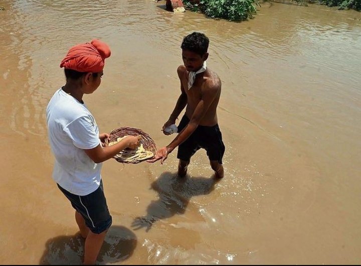 RamanPsekhon's tweet image. ਪੰਜਾਬ ਦਾ ਨਾਮ ਹੀ ਏਦਾਂ ਹੈ ਕਿ ਲਈਏ ਤੇ ਮੂੰਹ ਭਰ ਜਾਂਦਾ ਹੈ। ਤੇ ਇਸਦੀ ਮਿੱਟੀ ਨੇ ਵੀ ਰੂਹਾਂ ਤੇ ਨੀਅਤਾਂ ਦੇ ਰੱਜੇ ਹੋਏ ਲੋਕ ਪੈਦਾ ਕੀਤੇ ਨੇ । ਇਹ ਬਾਬੇ ਨਾਨਕ ਦੀ ਬਾਣੀ ਦਾ ਦੇਸ ਹੈ। ਇੱਥੋਂ ਦੇ ਕਣ ਕਣ ਨੇ ਵੀ ਕਦੇ ਢਹਿ ਜਾਣਾ ਨਹੀਂ ਸਿੱਖਿਆ।  ਸੇਵਾ ਤੇ ਸਿਮਰਨ ਦੇ ਸਿਰ ਤੇ ਇਹ ਸਿਦਕ ਨਾ ਕਦੇ ਡੋਲੇ ਨੇ ਤੇ ਨਾ ਕਦੀ ਡੋਲਣਗੇ।  ਦੁਆਵਾਂ.......