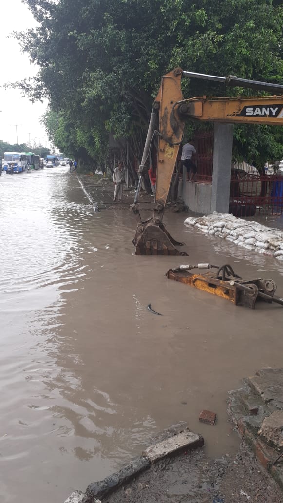 NBTDilli's tweet photo. रिंग रोड तक पहुंचा यमुना का पानी, रेत की बोरियां रखकर पानी को रोकने की कोशिश नाकाम साबित हुई। चंदगीराम अखाड़े से कश्मीरी गेट बस अड्डे के बीच ट्रैफिक का मूवमेंट हो रहा है बाधित। 

https://t.co/b8gAlMC4vT