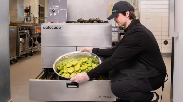 scottlincicome's tweet photo. "Chipotle tests robot to prepare avocados for guacamole" https://t.co/xlKqC1PMEL 
They named it the... Autocado. ❤️ https://t.co/hSmXCEPV7J