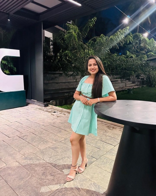 thatsTamil's tweet photo. PHOTOS: முத்த காட்சியில் நடித்த எதிர்நீச்சல் ஜனனி? வீடியோவை பார்த்து ஷாக்கான ரசிகர்கள்!
More Details: https://t.co/mUfjEoJmfG
#EthirneechalSerial #SerialActress #Mathumitha #ஜனனி https://t.co/BHSEna4AZk
