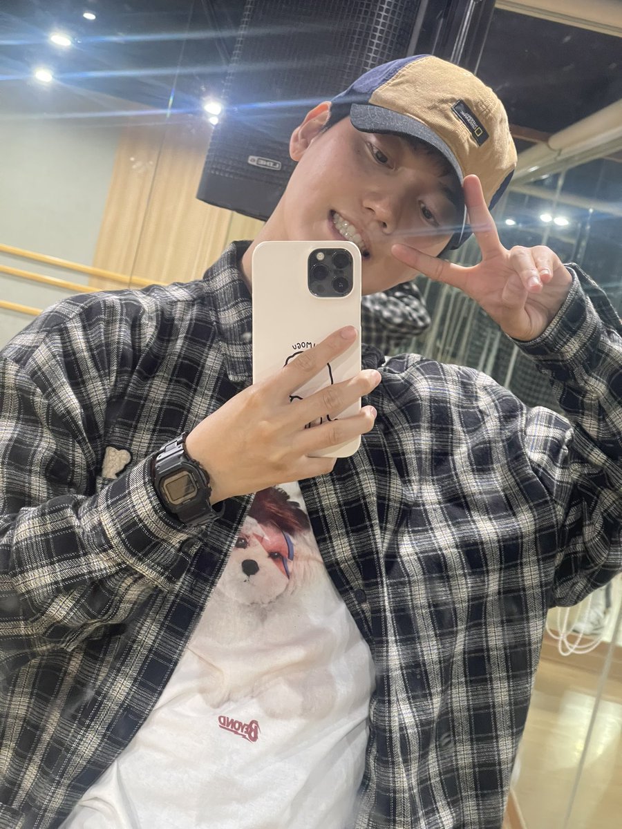 ONF_members's tweet photo. [#제이어스][#이승준] 연습끝. 모두 칼퇴후 쉬도록합니다. https://t.co/GYQJLxZYiQ