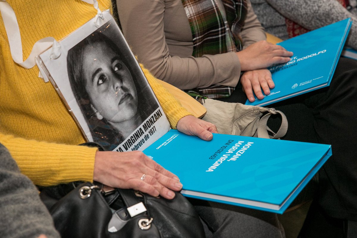 DamiContrerasOk's tweet photo. MEMORIA, VERDAD Y JUSTICIA.

Junto al Ministro @DiegoGiuliano, entregamos en la sede de la @uf_oficial, más de 50 legajos de trabajadores ferroviarios desaparecidos durante la dictadura.

Los documentos fueron recuperados a través de la Comisión de Trabajo Para La Reconstrucción de Nuestra Identidad, organismo que se encarga de relevar el personal que resultó víctima de desaparición forzada.

Desde @TrenesArCH reafirmamos día a día nuestro compromiso con la democracia y los derechos humanos. ¡NUNCA MÁS!