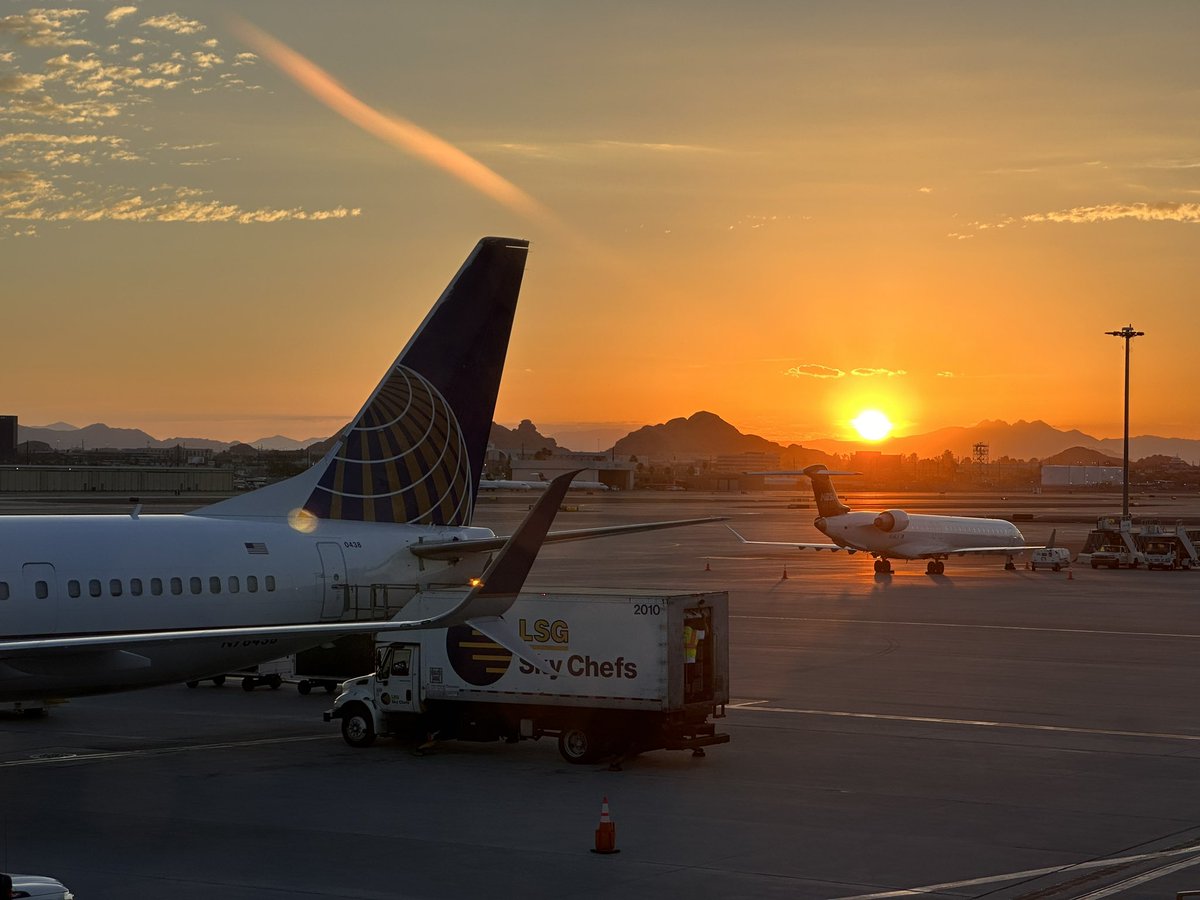 yhampto's tweet photo. Best time to fly: at sunrise.
Beautiful sunrise view from the @united club @PHXSkyHarbor https://t.co/f2oBhWSJ1R