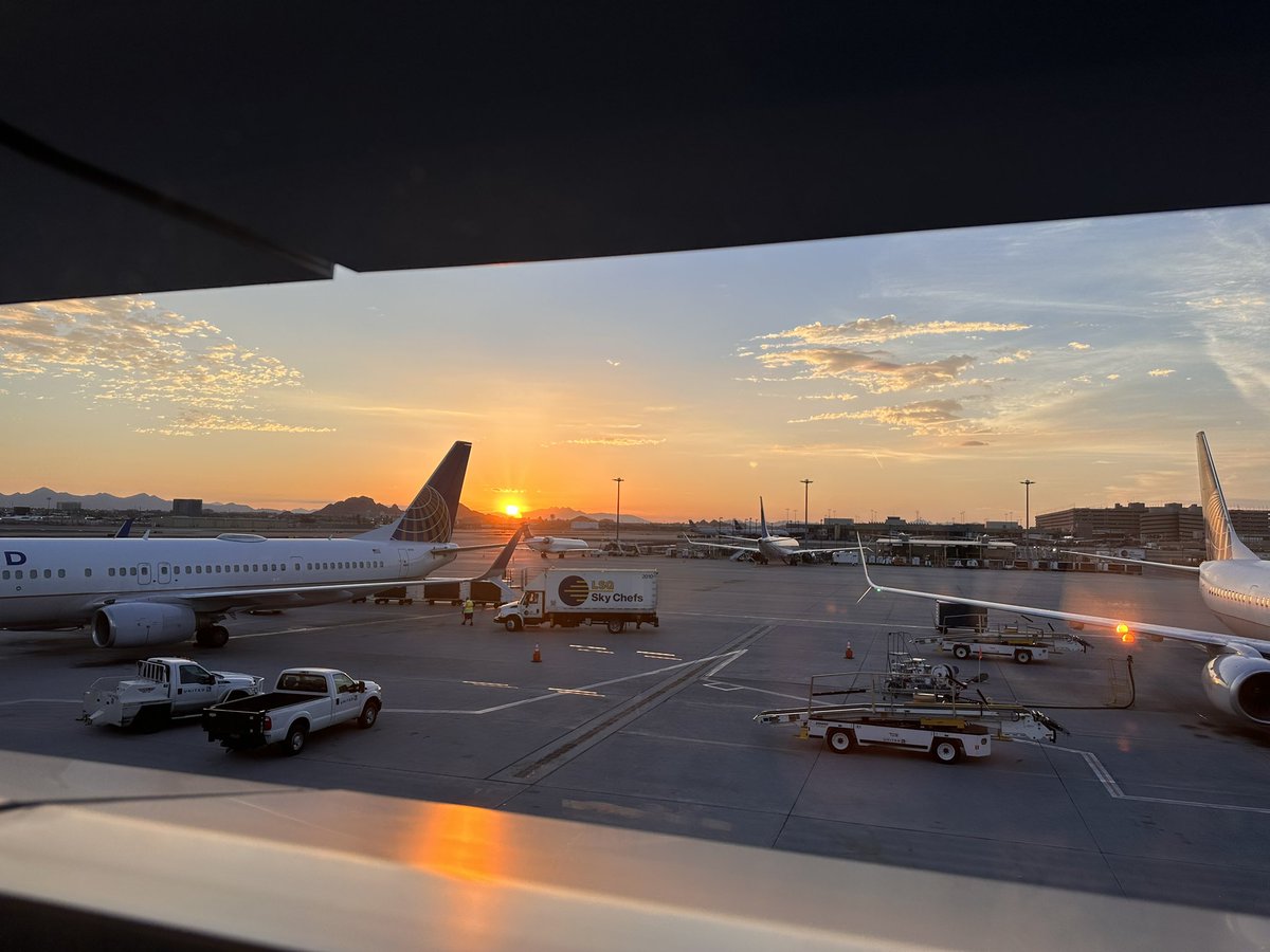 yhampto's tweet photo. Best time to fly: at sunrise.
Beautiful sunrise view from the @united club @PHXSkyHarbor https://t.co/f2oBhWSJ1R