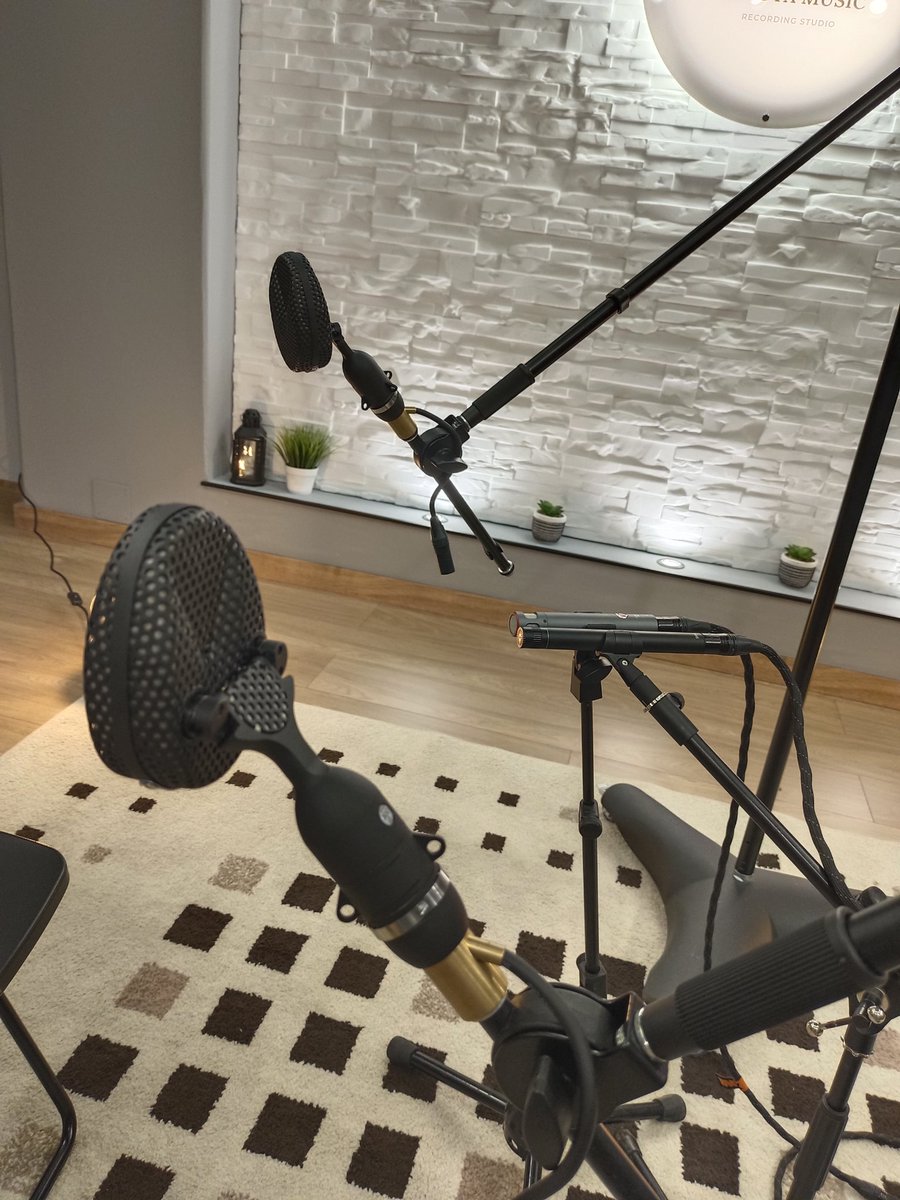 estudiolajoya's tweet image. Ayer nos divertimos grabando  #GuitarrasFlamencas  para un nuevo proyecto en el que estamos involucrados. Usamos un set con 

#Dpa4011 #Coles4038 y #AustrianAudio cc8 todo ellos con previos #Millennia HV-3D y algunos pasajes con #Kahayan 1272 

¡¡Cadena asesina!! 🔴✨💚🤍