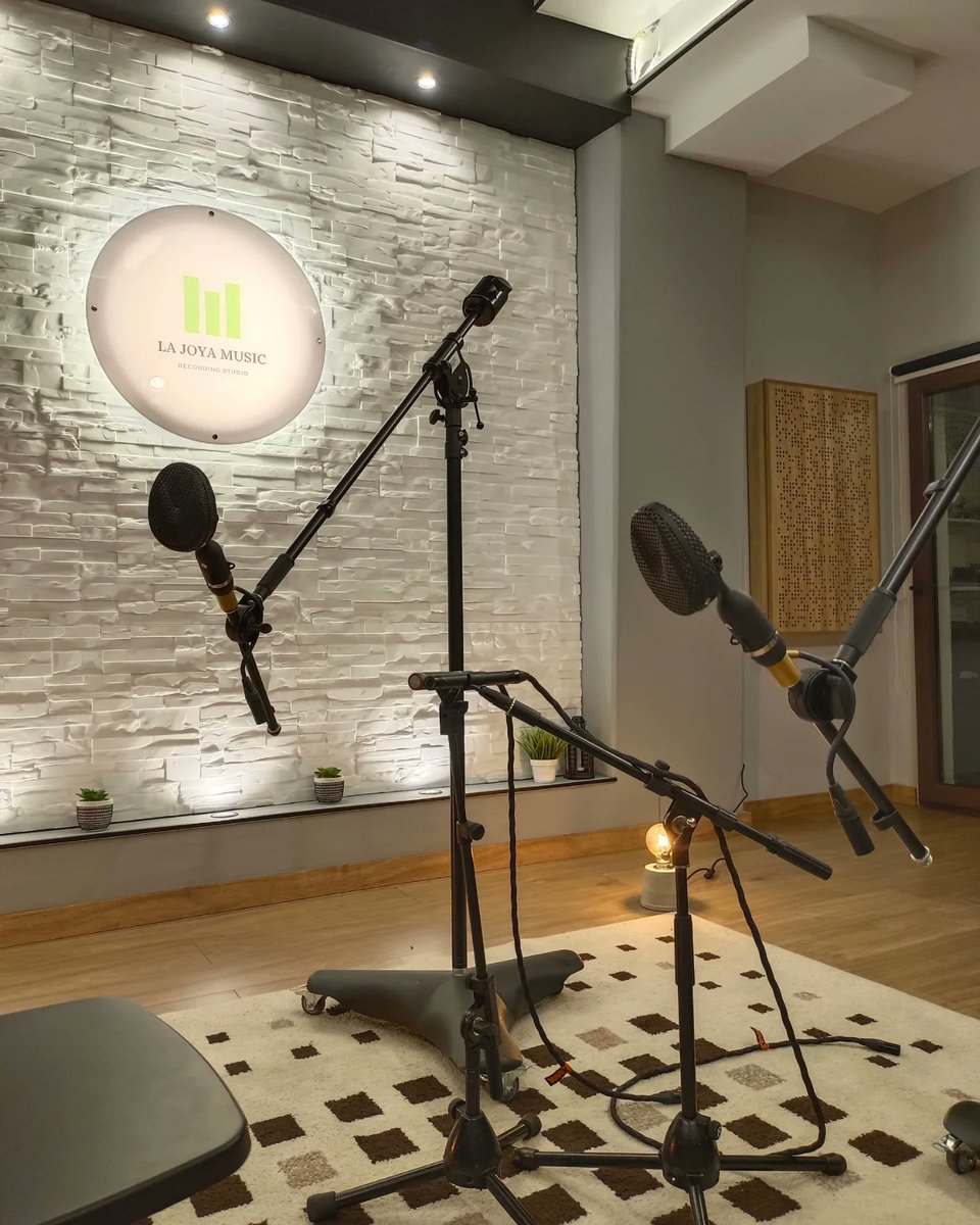 estudiolajoya's tweet image. Ayer nos divertimos grabando  #GuitarrasFlamencas  para un nuevo proyecto en el que estamos involucrados. Usamos un set con 

#Dpa4011 #Coles4038 y #AustrianAudio cc8 todo ellos con previos #Millennia HV-3D y algunos pasajes con #Kahayan 1272 

¡¡Cadena asesina!! 🔴✨💚🤍