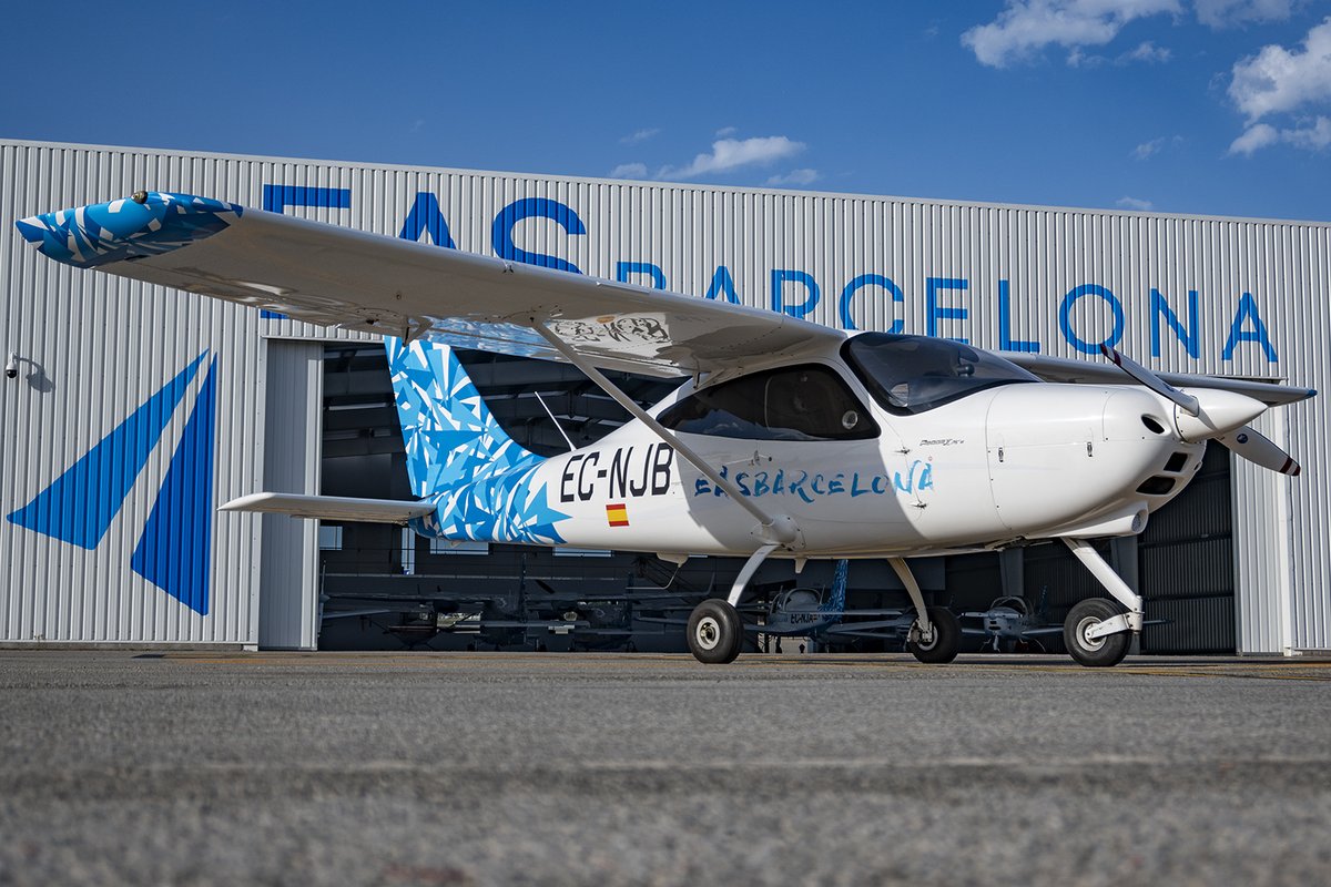 La <a href="/tecnam/">Tecnam Aircraft</a> #P2008JC MKII de <a href="/EasBarcelona/">EAS Barcelona</a>, abans d'un VFR-Night. Fa goig davant de l'hangar!