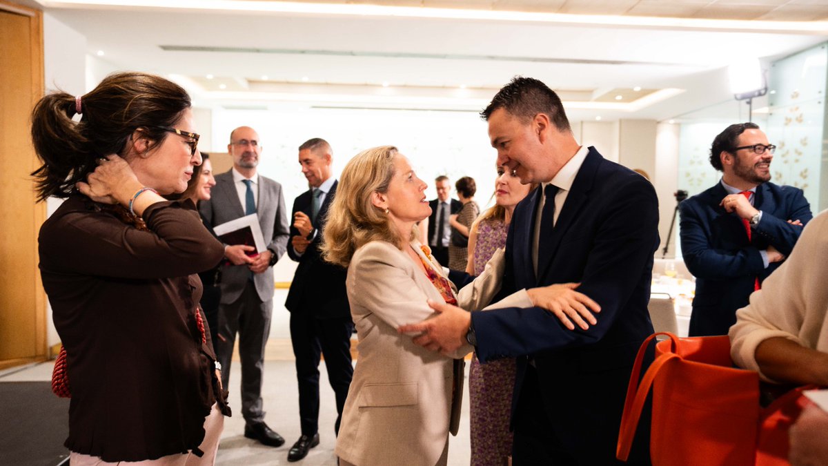 Qué gusto oír hablar de economía a quien trabaja cada día para mejorar indicadores y situarnos a la cabeza de Europa. Nosotros tenemos hechos y ellos mentiras. Nosotros tenemos a <a href="/NadiaCalvino/">Nadia Calviño</a> y ellos no tienen a nadie.

#EPDesayunoCalviño