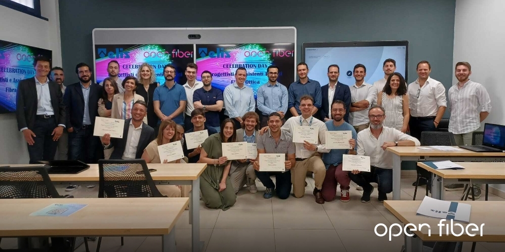 OpenFiberIT's tweet photo. 👷 Congratulazioni ai ragazzi del 13° corso di formazione in #fibraottica presso il @centroELIS! Oggi, prima di ricevere i diplomi, hanno celebrato con un'attività di #teamcooking. Fieri di averli accompagnati in questo percorso professionale nel settore. https://t.co/EisMZGYoNo
